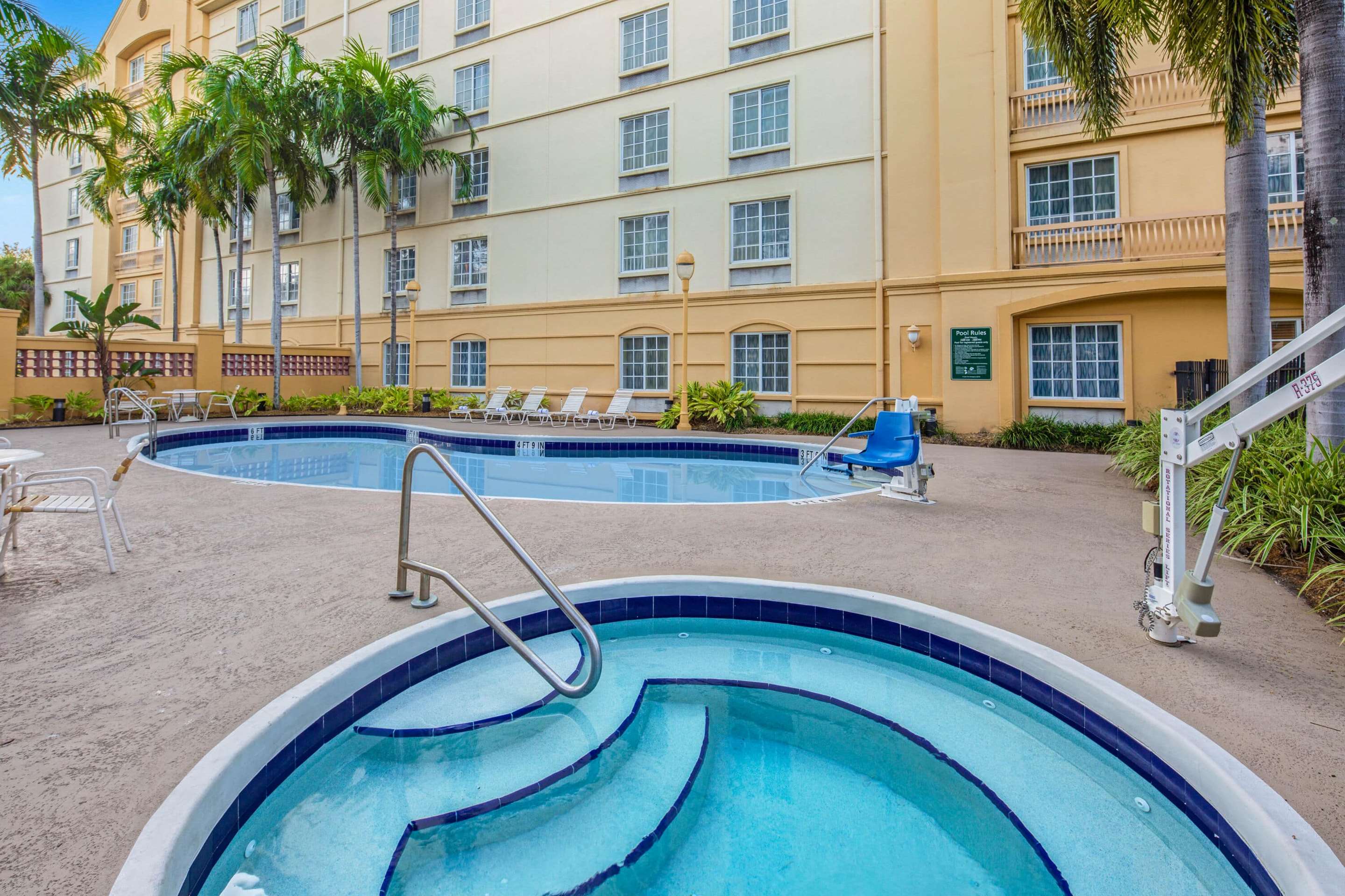 Pool | La Quinta by Wyndham Miami Airport West