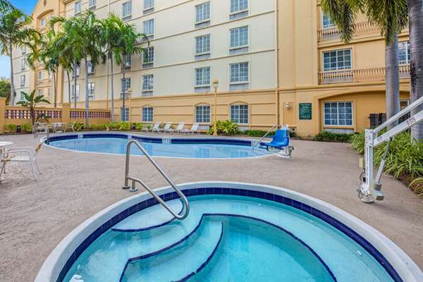 Pool - La Quinta Inn Airport Doral