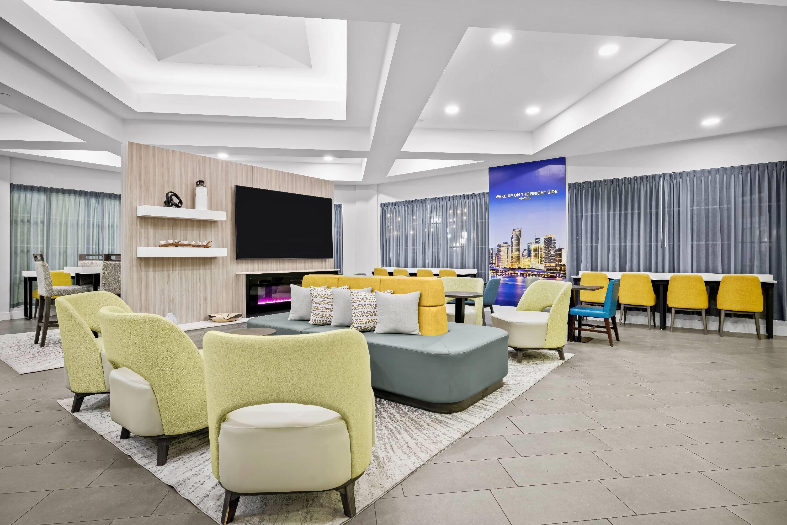 Lobby | La Quinta by Wyndham Miami Airport West