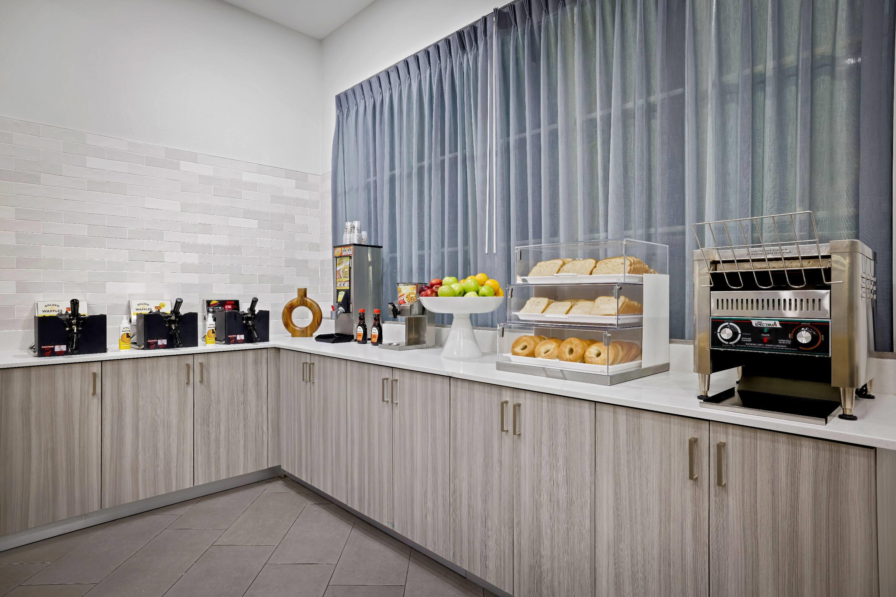 Breakfast Area | La Quinta by Wyndham Miami Airport West