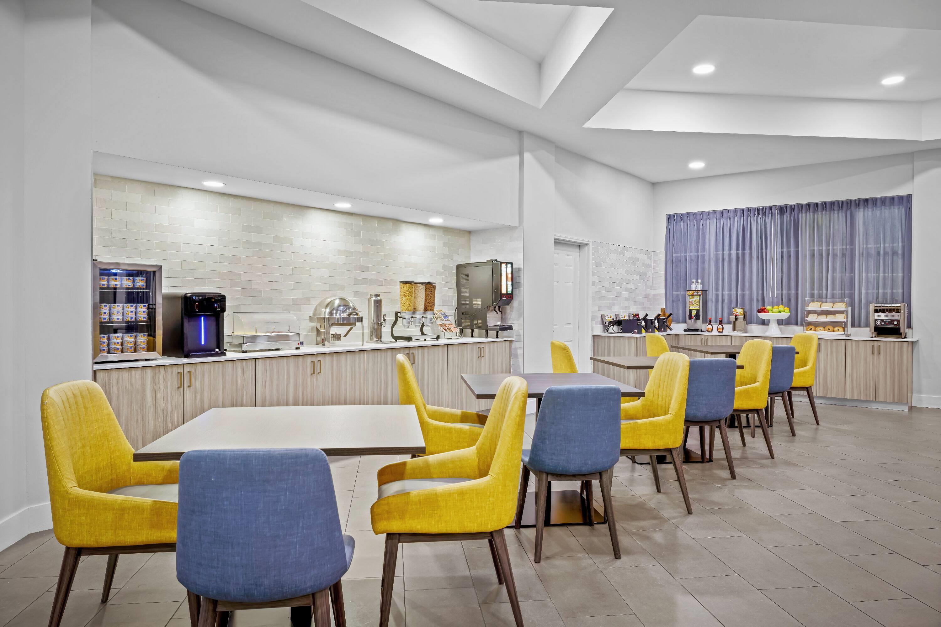 Breakfast Area | La Quinta by Wyndham Miami Airport West