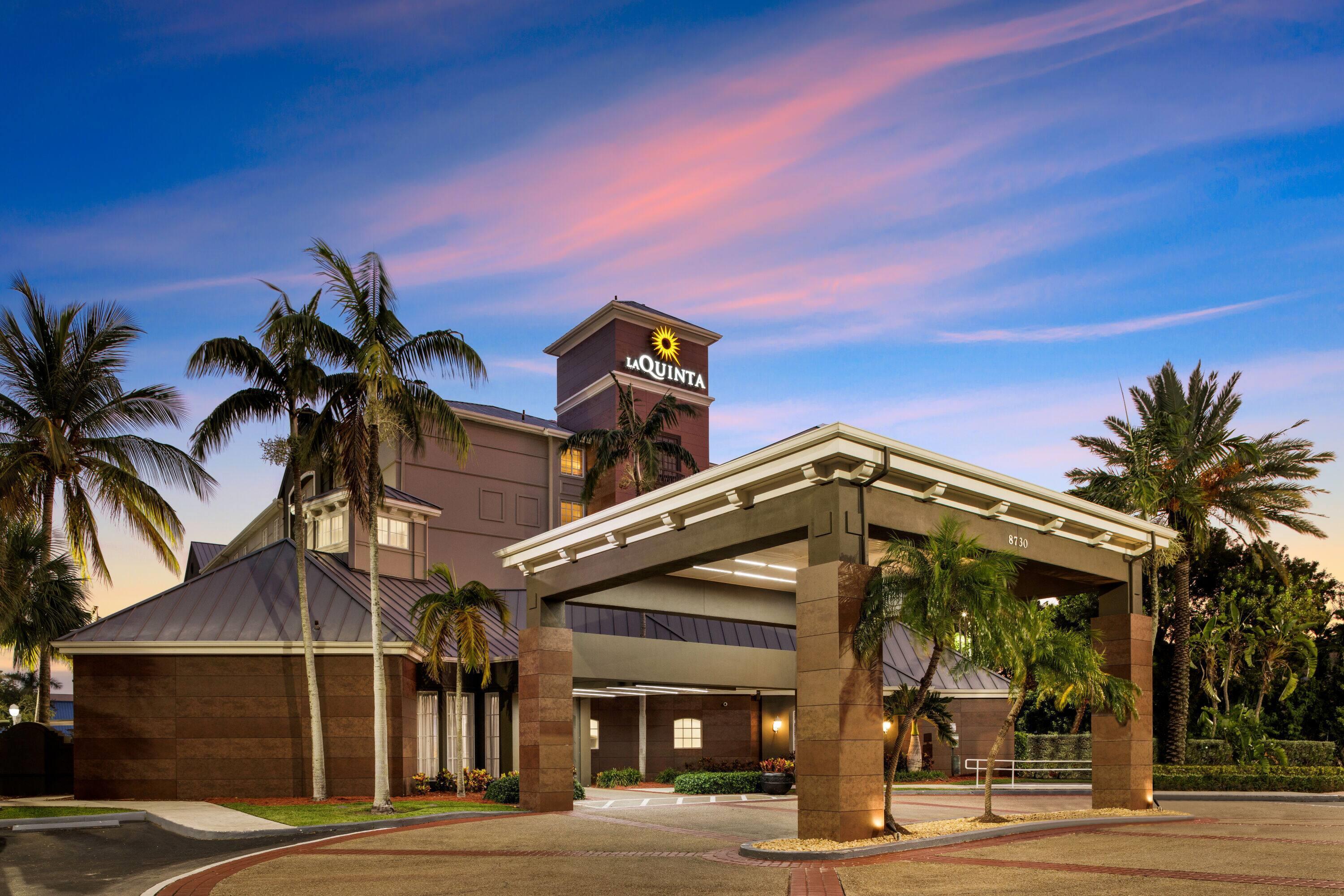 Exterior | La Quinta by Wyndham Miami Airport West