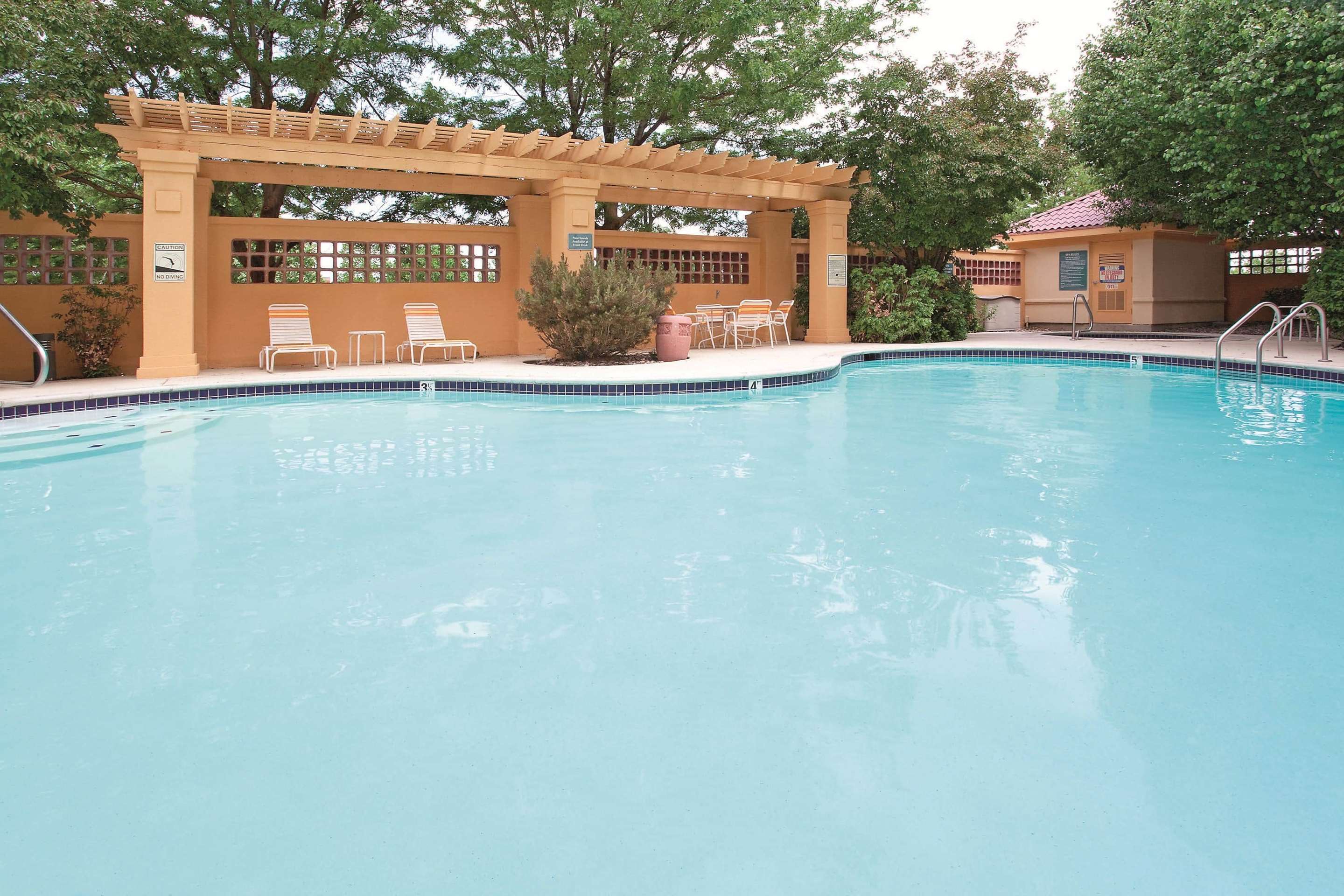 Pool | La Quinta Inn & Suites by Wyndham Colorado Springs South AP