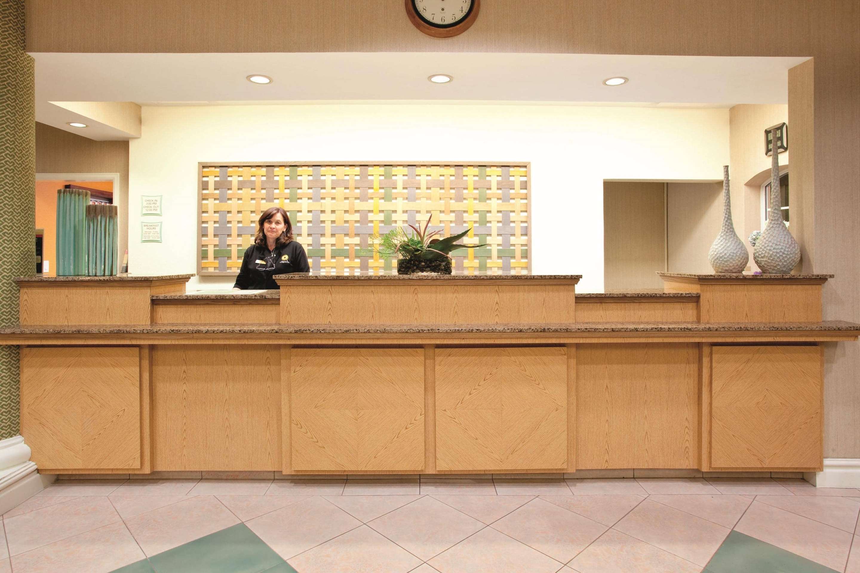 Lobby | La Quinta Inn & Suites by Wyndham Colorado Springs South AP