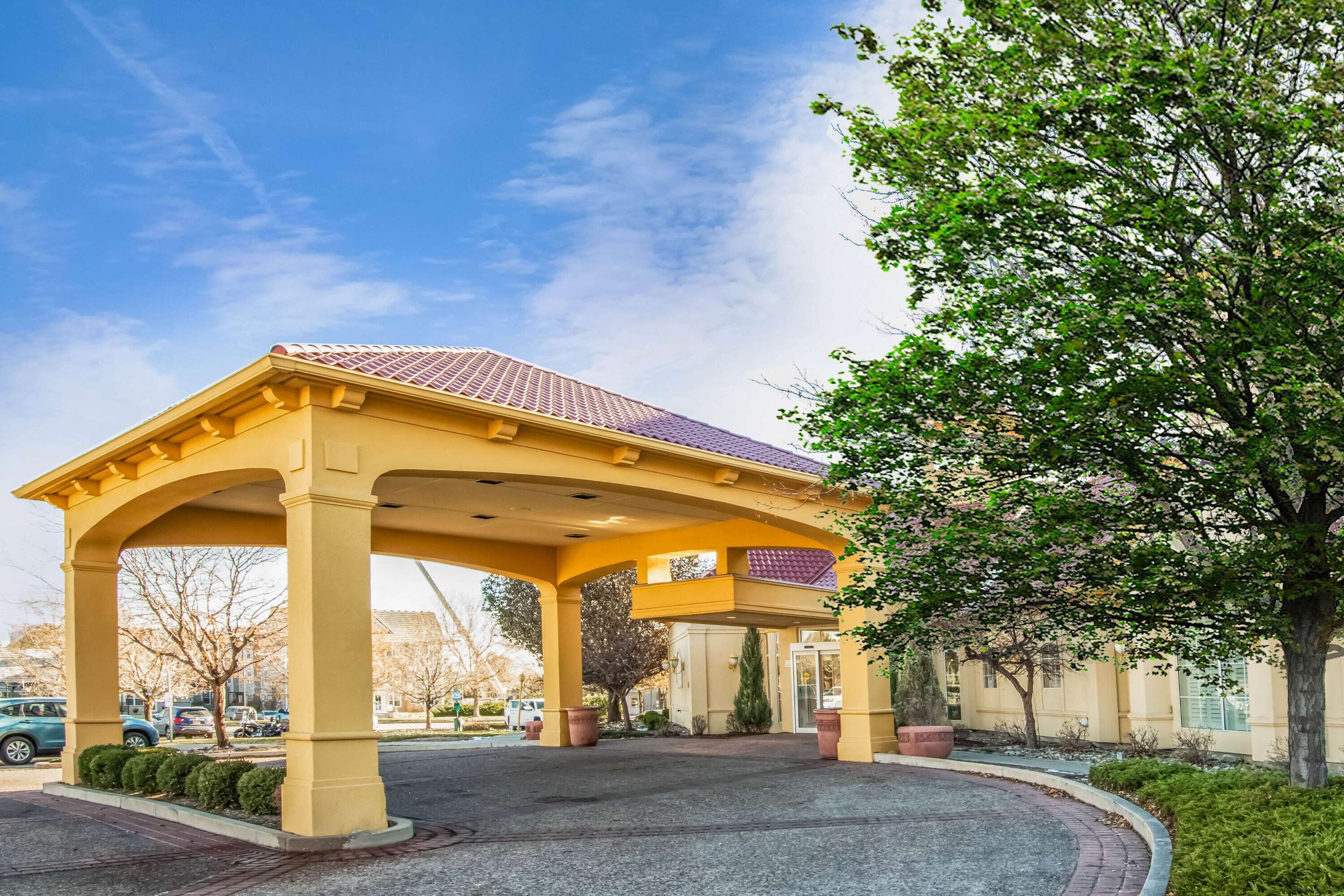 Exterior | La Quinta Inn & Suites by Wyndham Colorado Springs South AP