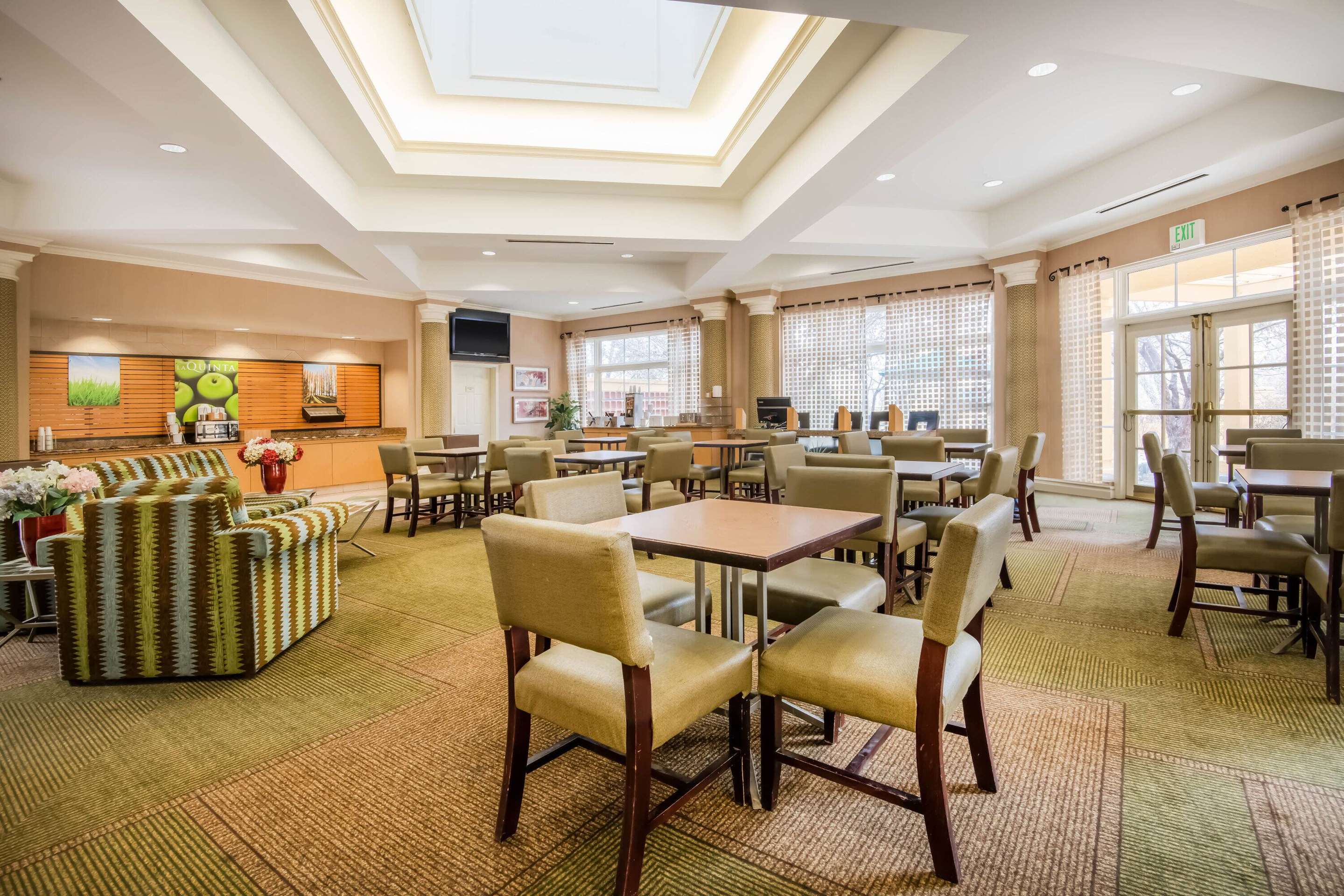 Lobby | La Quinta Inn & Suites by Wyndham Colorado Springs South AP