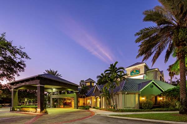 Exterior view - La Quinta Inn & Suites Peters Road Plantation