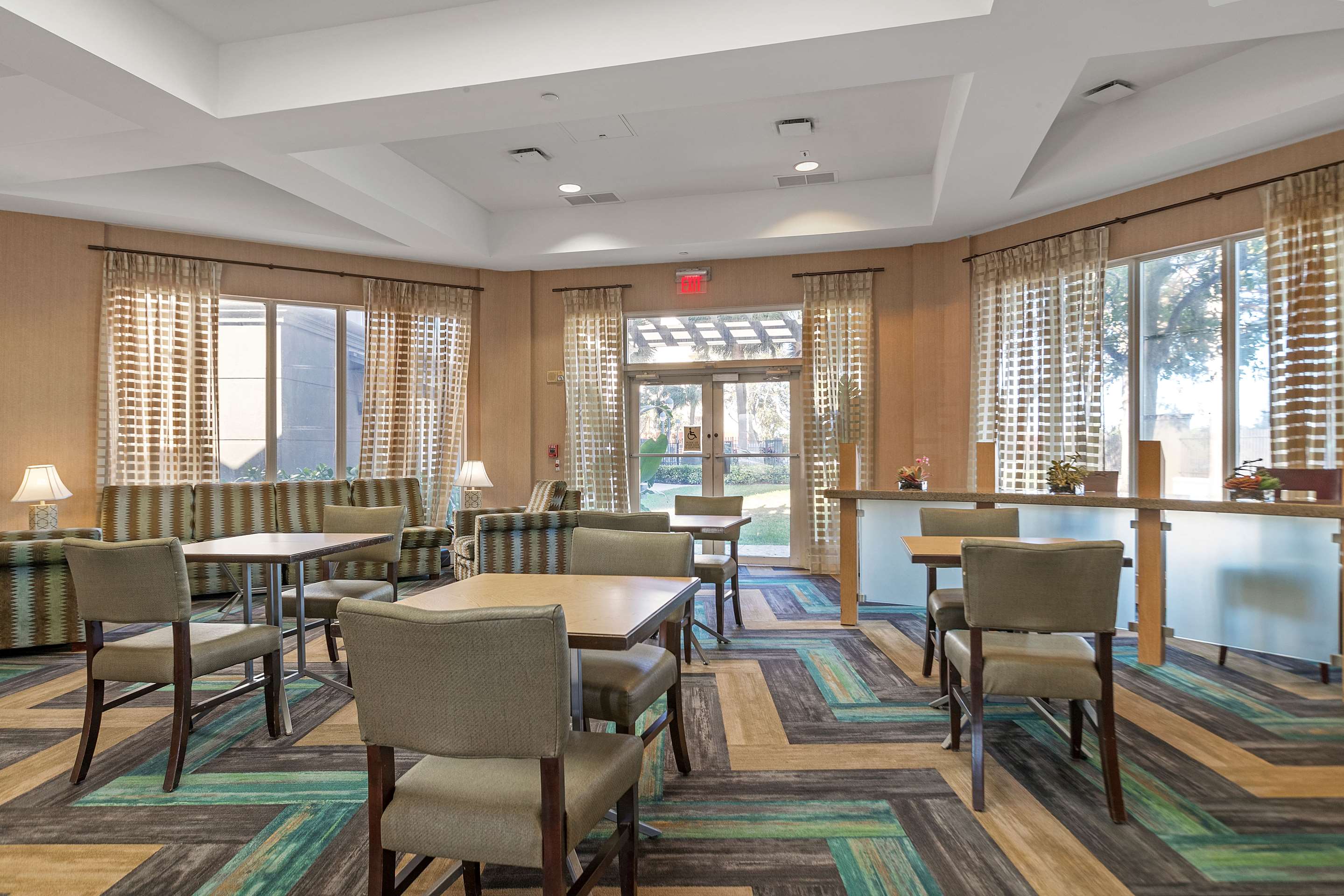 Lobby | La Quinta Inn & Suites by Wyndham Ft. Lauderdale Airport