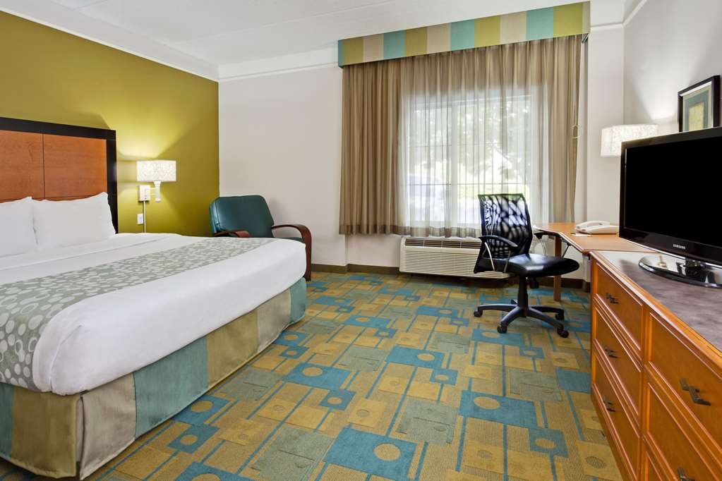 LA QUINTA INN STE FT LAUDERDALE AP-guestroom-Guest Room,On-Site.jpg
