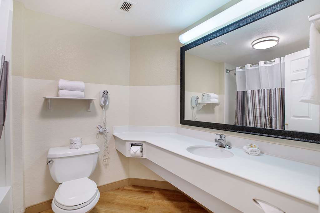 LA QUINTA INN STE FT LAUDERDALE AP-guestroom-Guest Room,Bathroom,On-Site.jpg