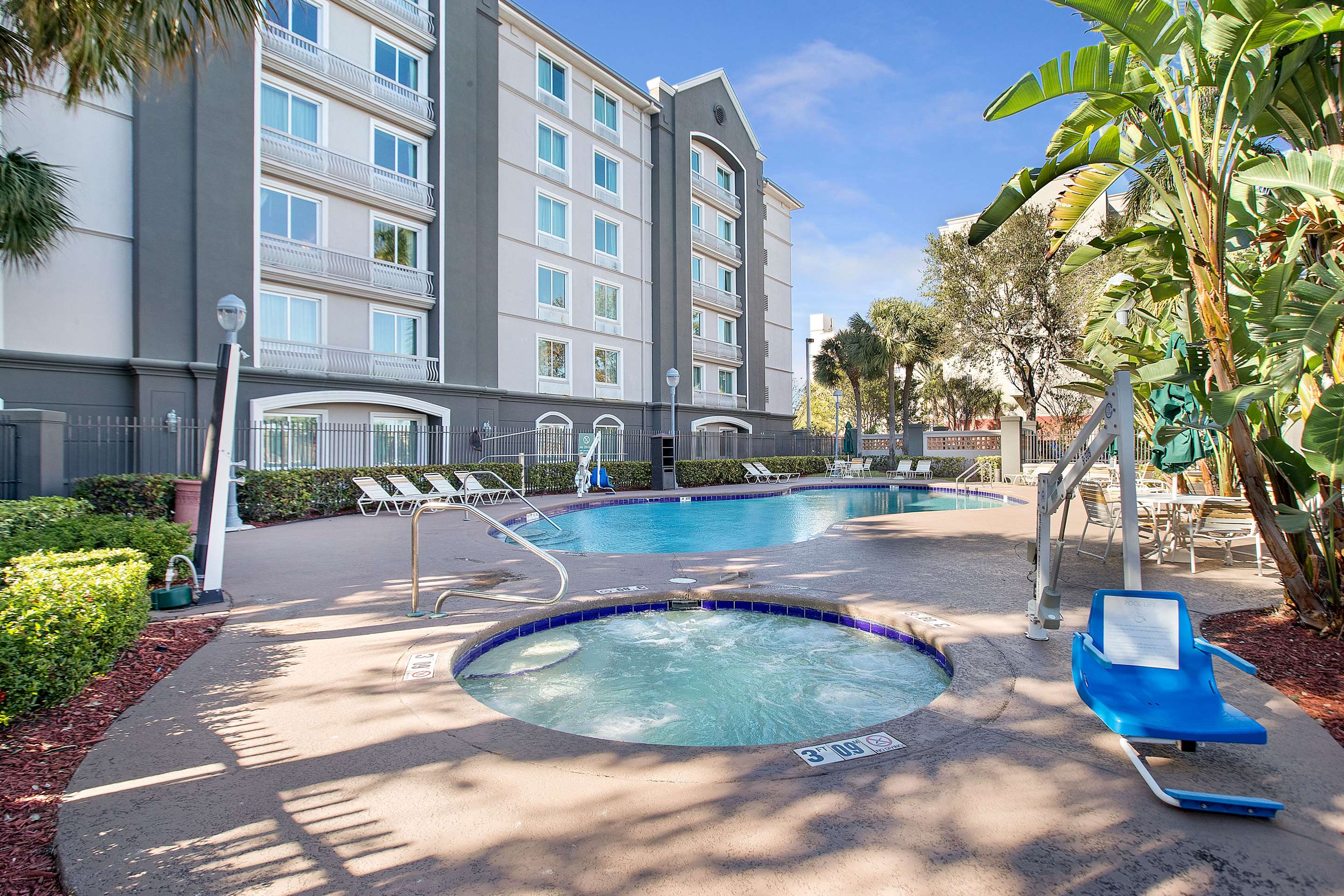 Pool | La Quinta Inn & Suites by Wyndham Ft. Lauderdale Airport