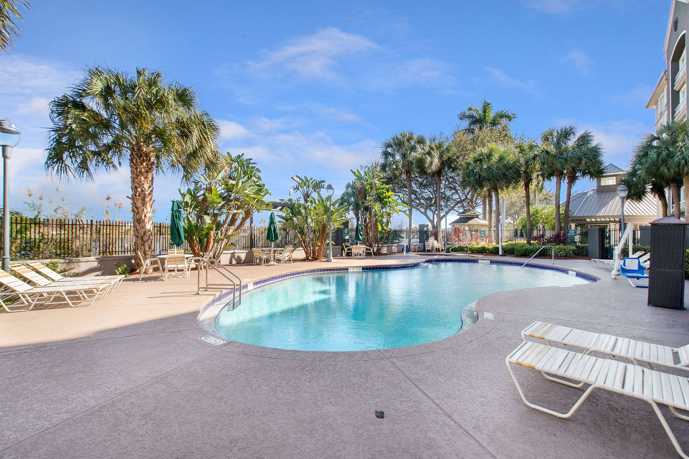 Pool | La Quinta Inn & Suites by Wyndham Ft. Lauderdale Airport
