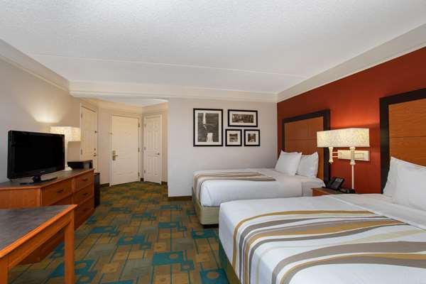  - La Quinta Inn & Suites Lakewood