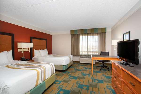  - La Quinta Inn & Suites Lakewood