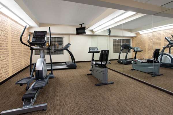 Fitness/ Exercise Room - La Quinta Inn & Suites Lakewood