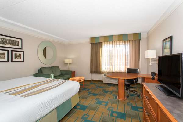  - La Quinta Inn & Suites Lakewood
