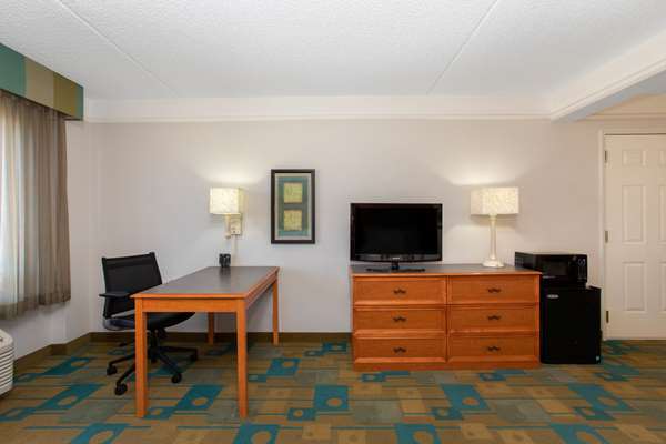  - La Quinta Inn & Suites Lakewood