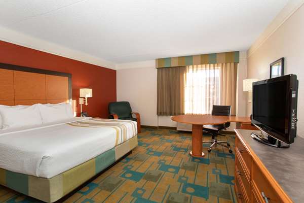  - La Quinta Inn & Suites Lakewood