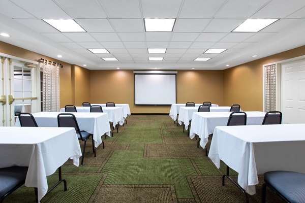  - La Quinta Inn & Suites Lakewood