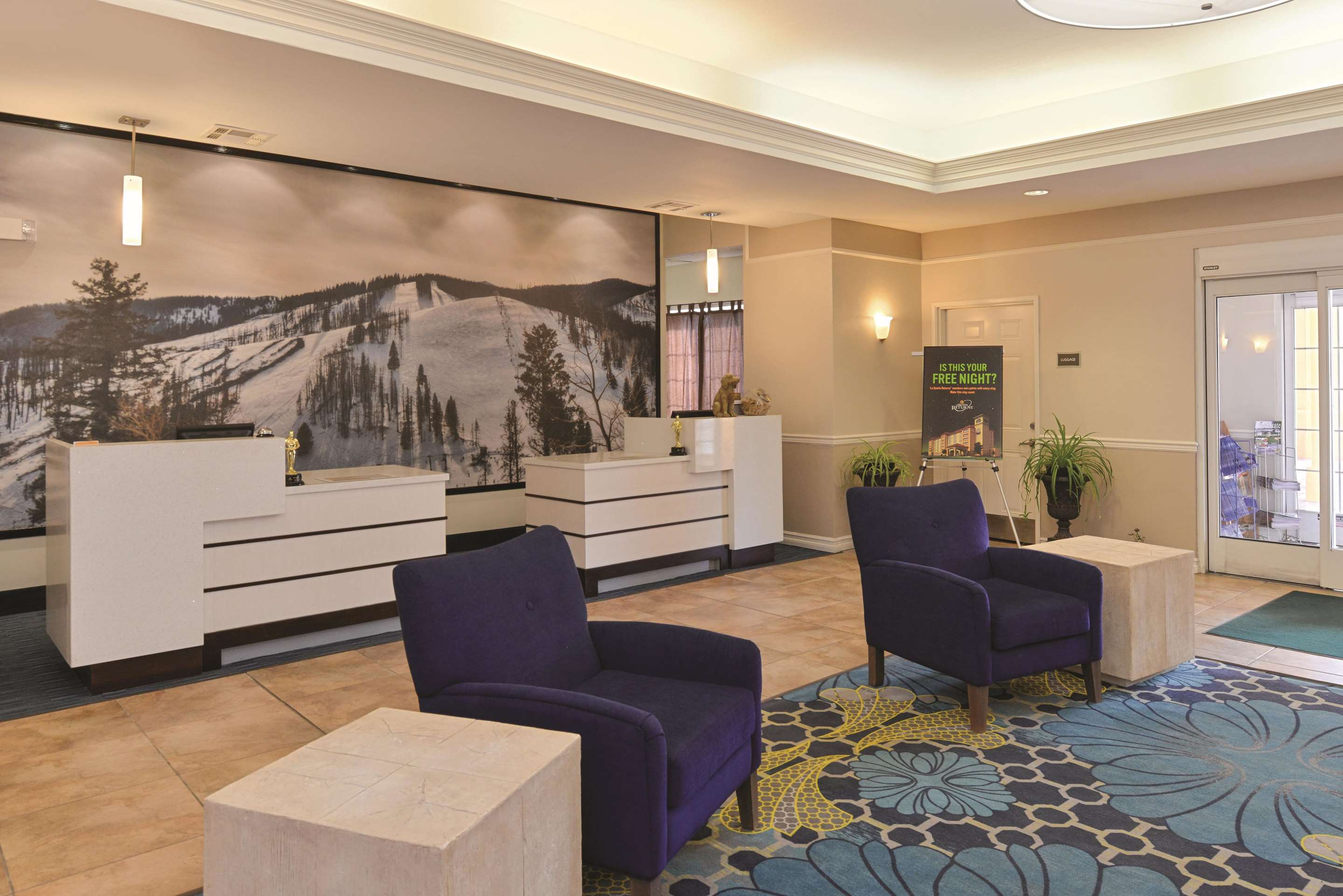 Lobby | La Quinta Inn & Suites by Wyndham Ruidoso Downs