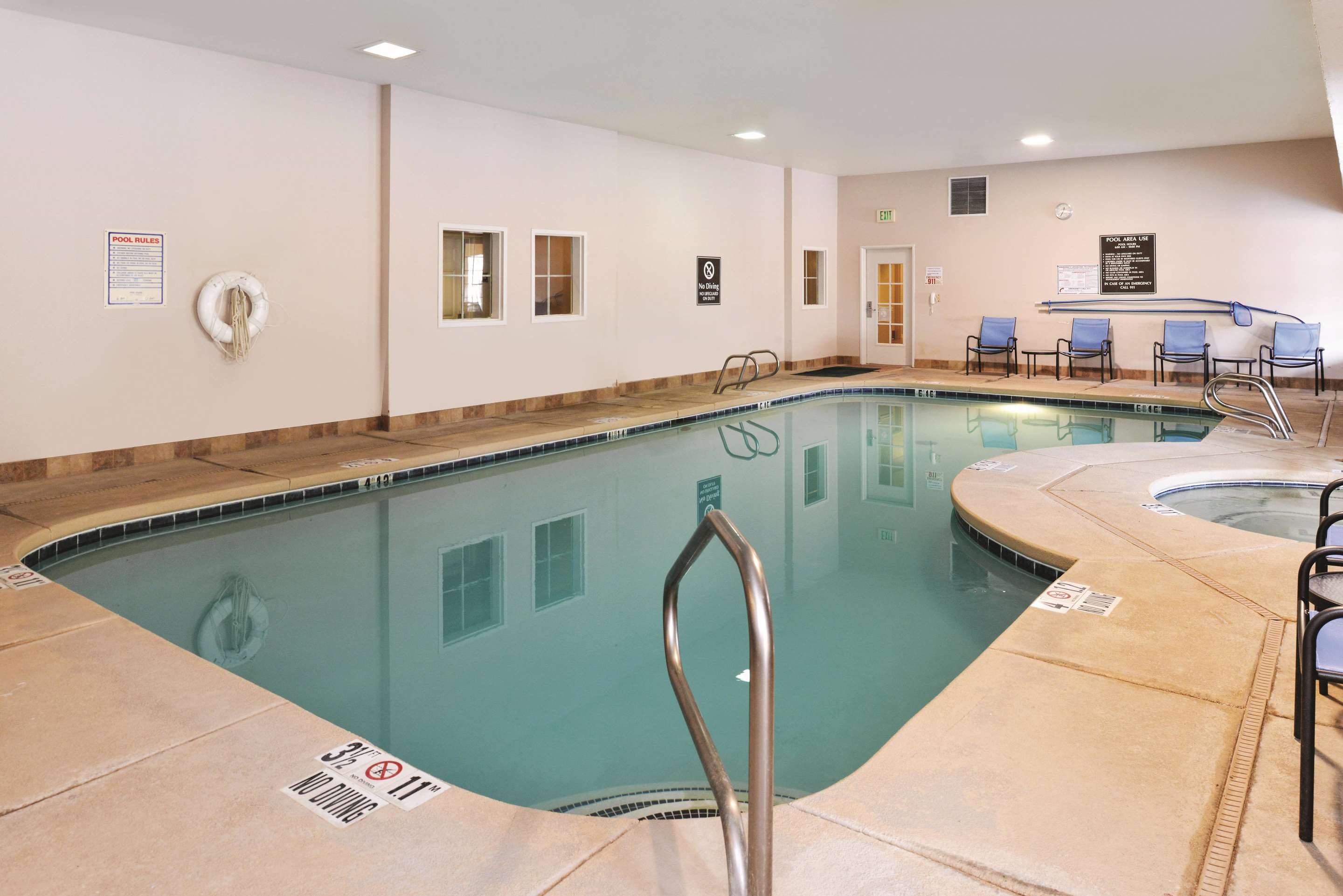 Pool | La Quinta Inn & Suites by Wyndham Ruidoso Downs