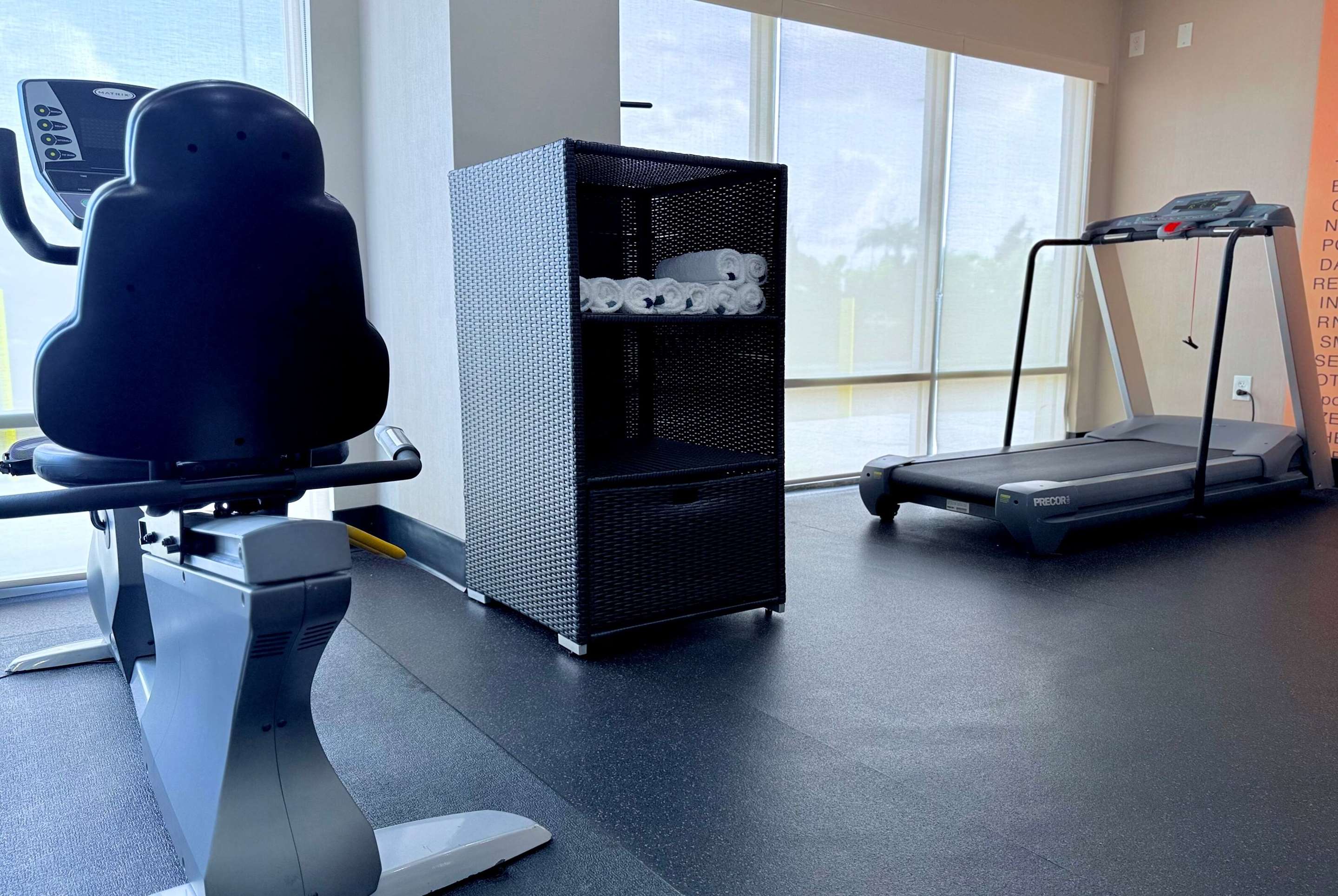 Health club fitness center gym | La Quinta Inn & Suites by Wyndham Orlando Universal area