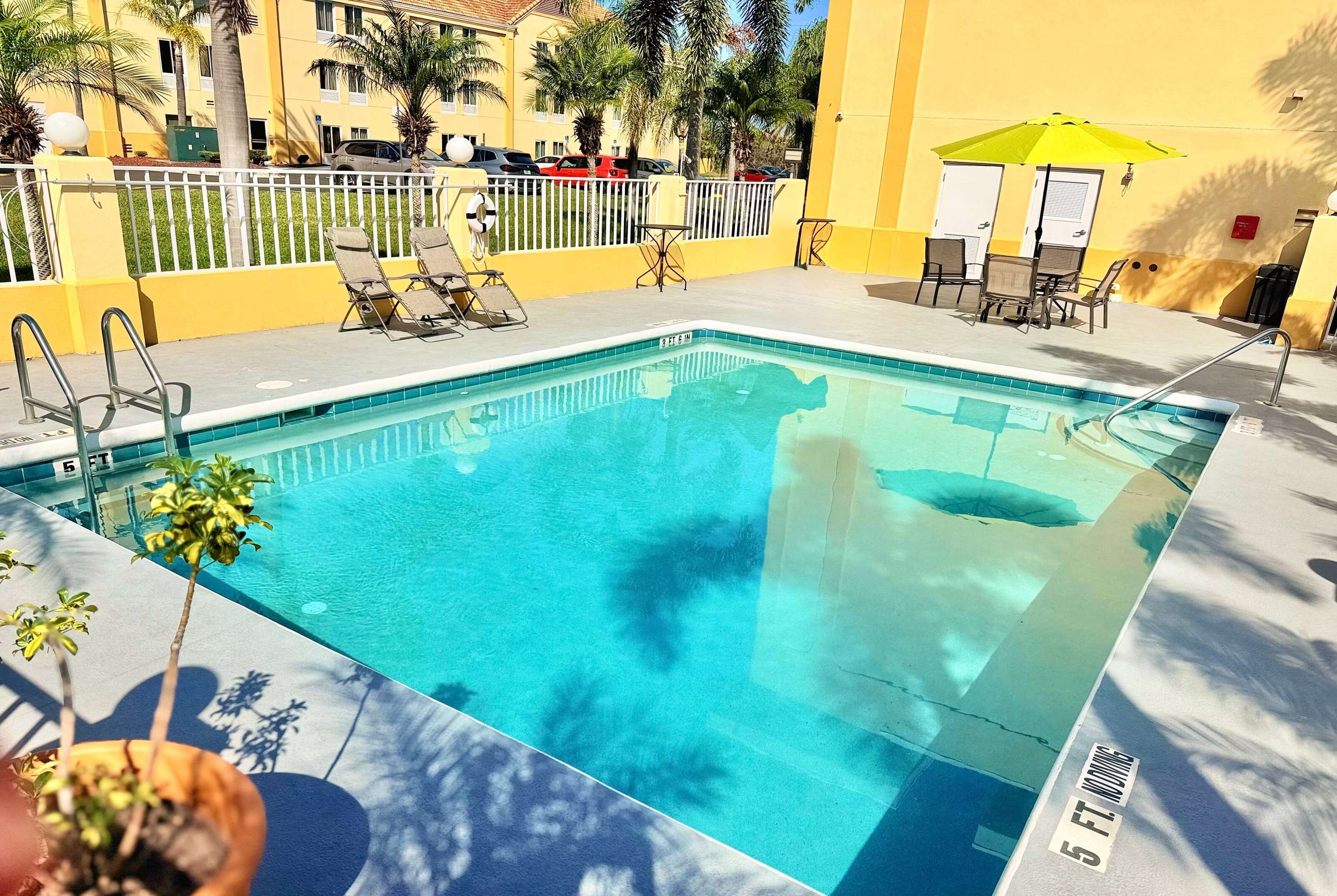 Pool | La Quinta Inn & Suites by Wyndham Orlando Universal area