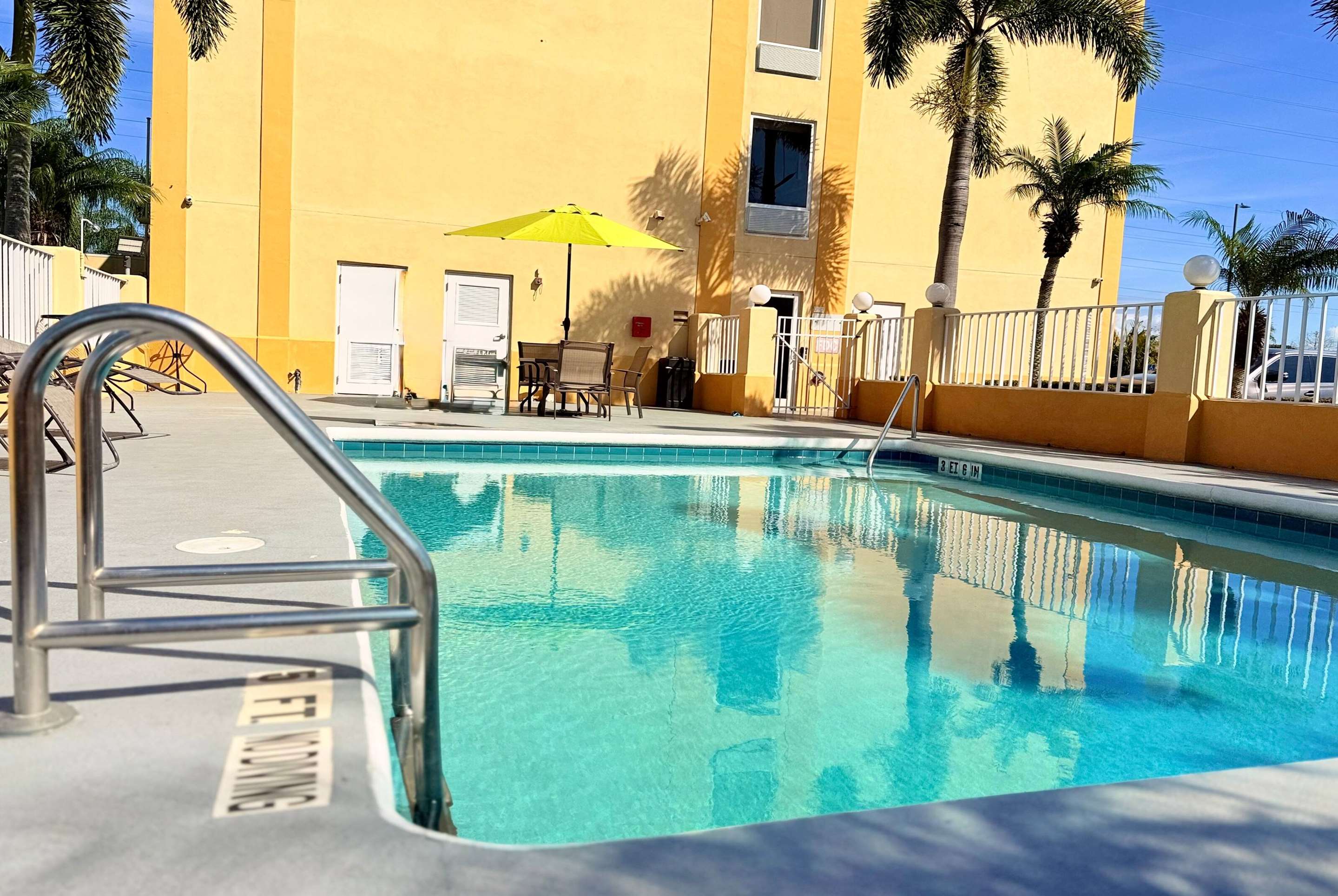 Pool | La Quinta Inn & Suites by Wyndham Orlando Universal area