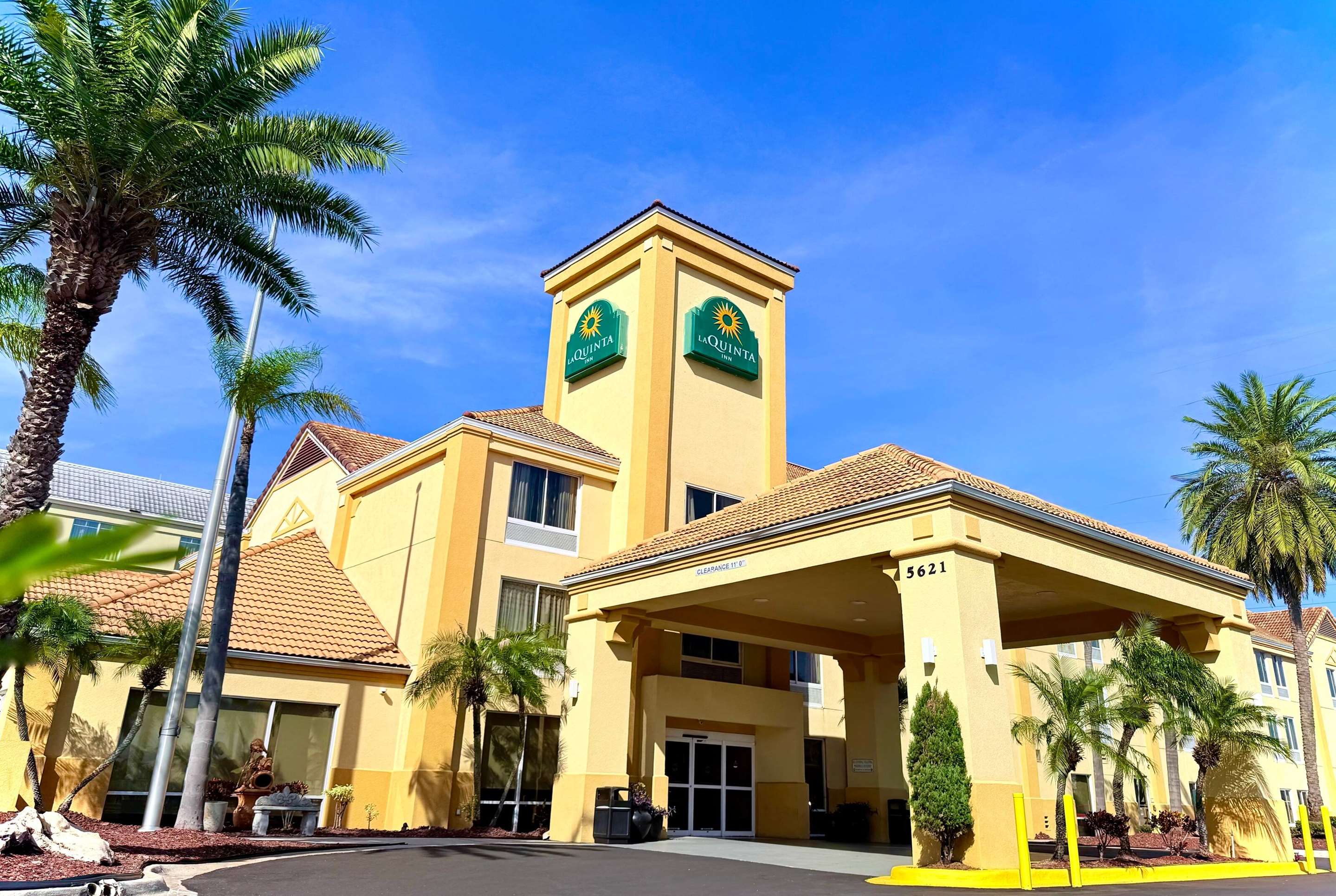 Exterior | La Quinta Inn & Suites by Wyndham Orlando Universal area