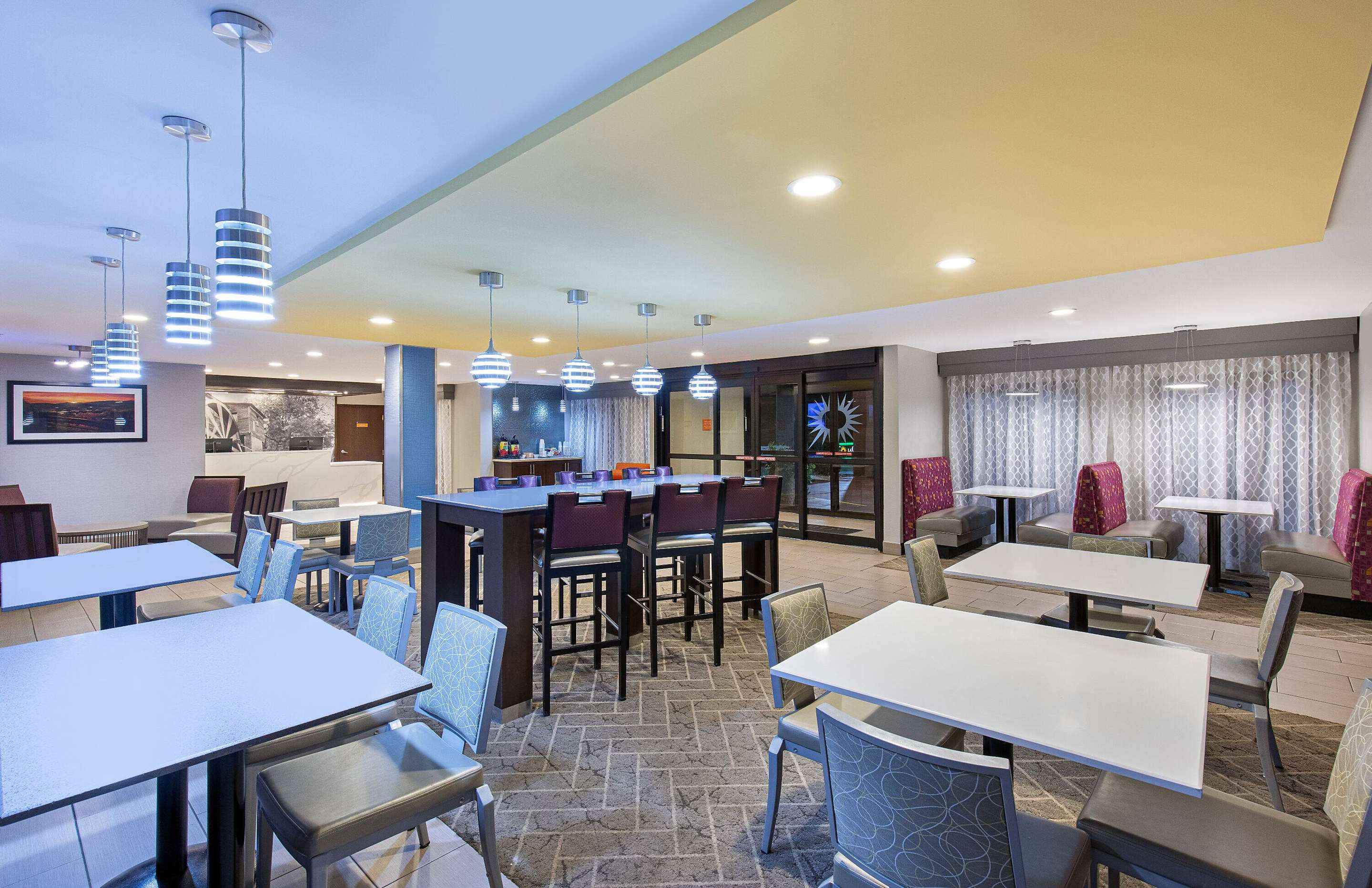 Lobby | La Quinta Inn by Wyndham Pigeon Forge-Dollywood