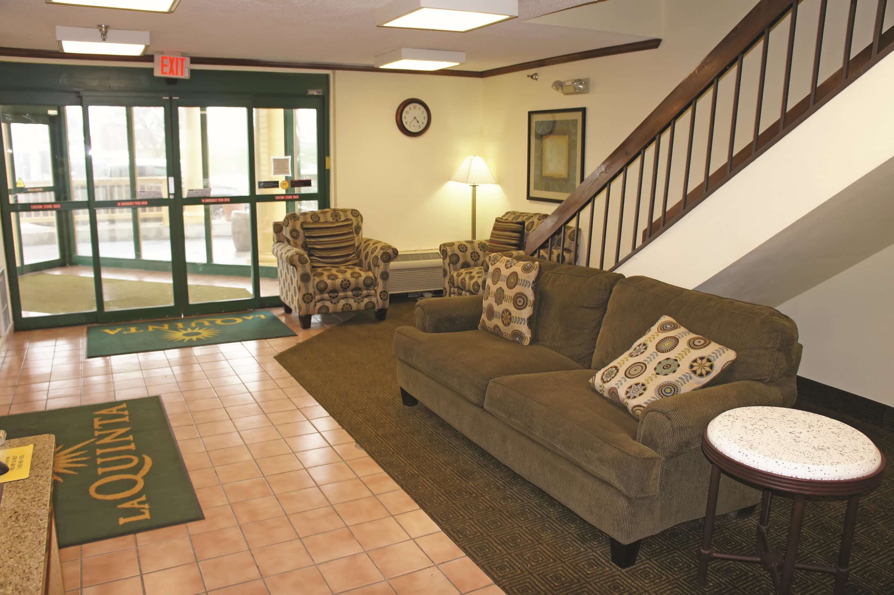 Lobby | La Quinta Inn by Wyndham Omaha Southwest
