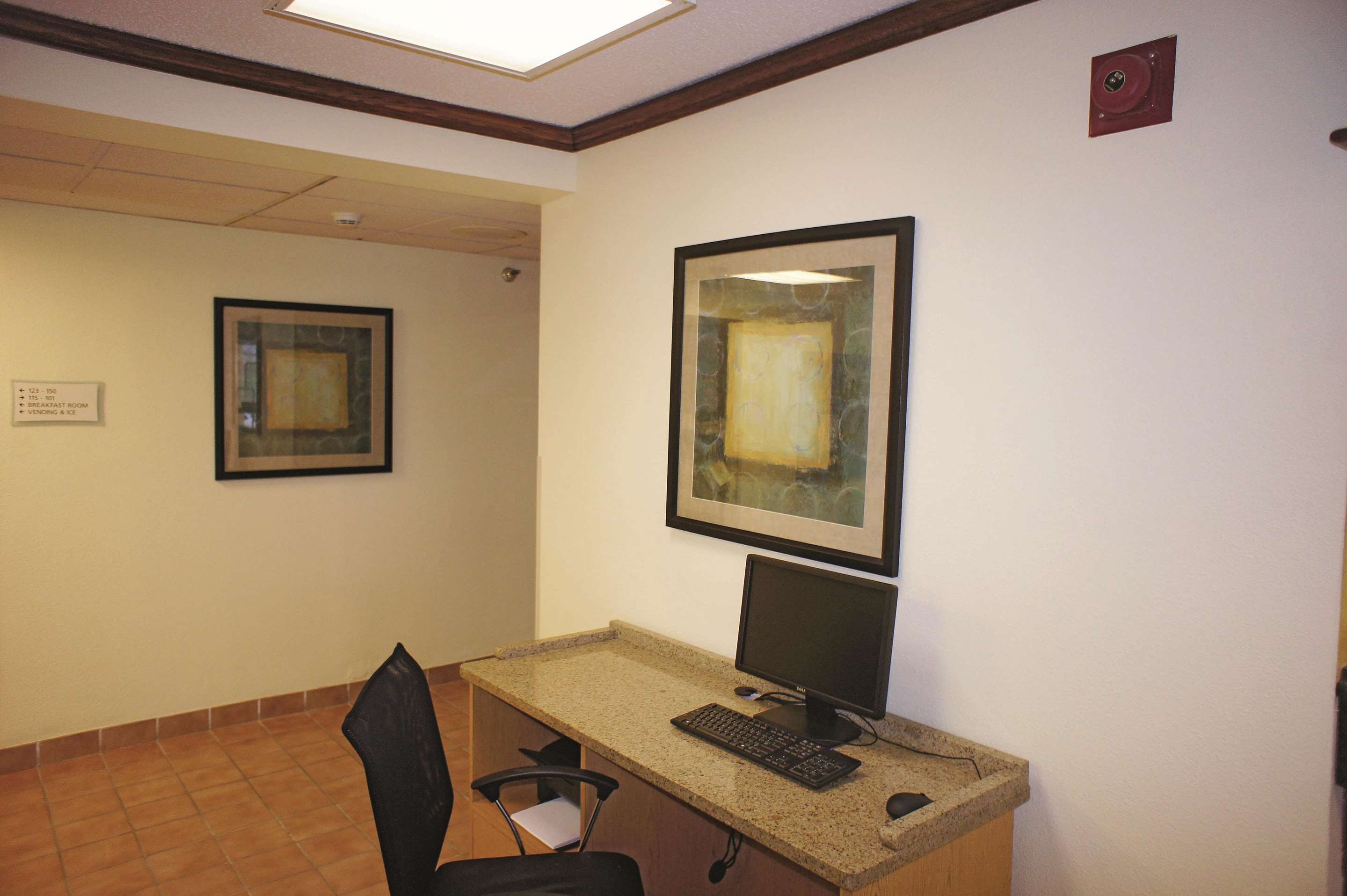 Business Center | La Quinta Inn by Wyndham Omaha Southwest