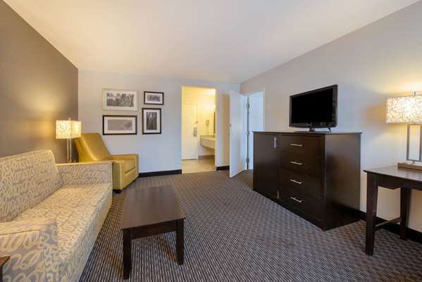 Suite - La Quinta Inn & Suites Macedonia - I-271, Exit 18