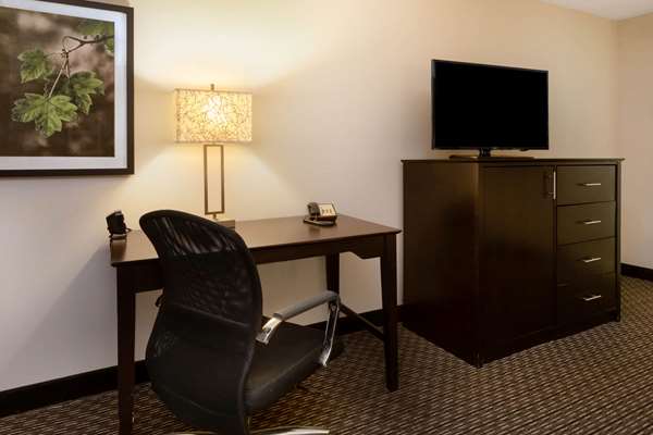  - La Quinta Inn & Suites Macedonia - I-271, Exit 18