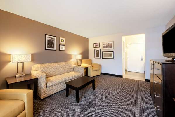Suite - La Quinta Inn & Suites Macedonia - I-271, Exit 18