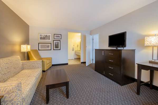 Suite - La Quinta Inn & Suites Macedonia - I-271, Exit 18