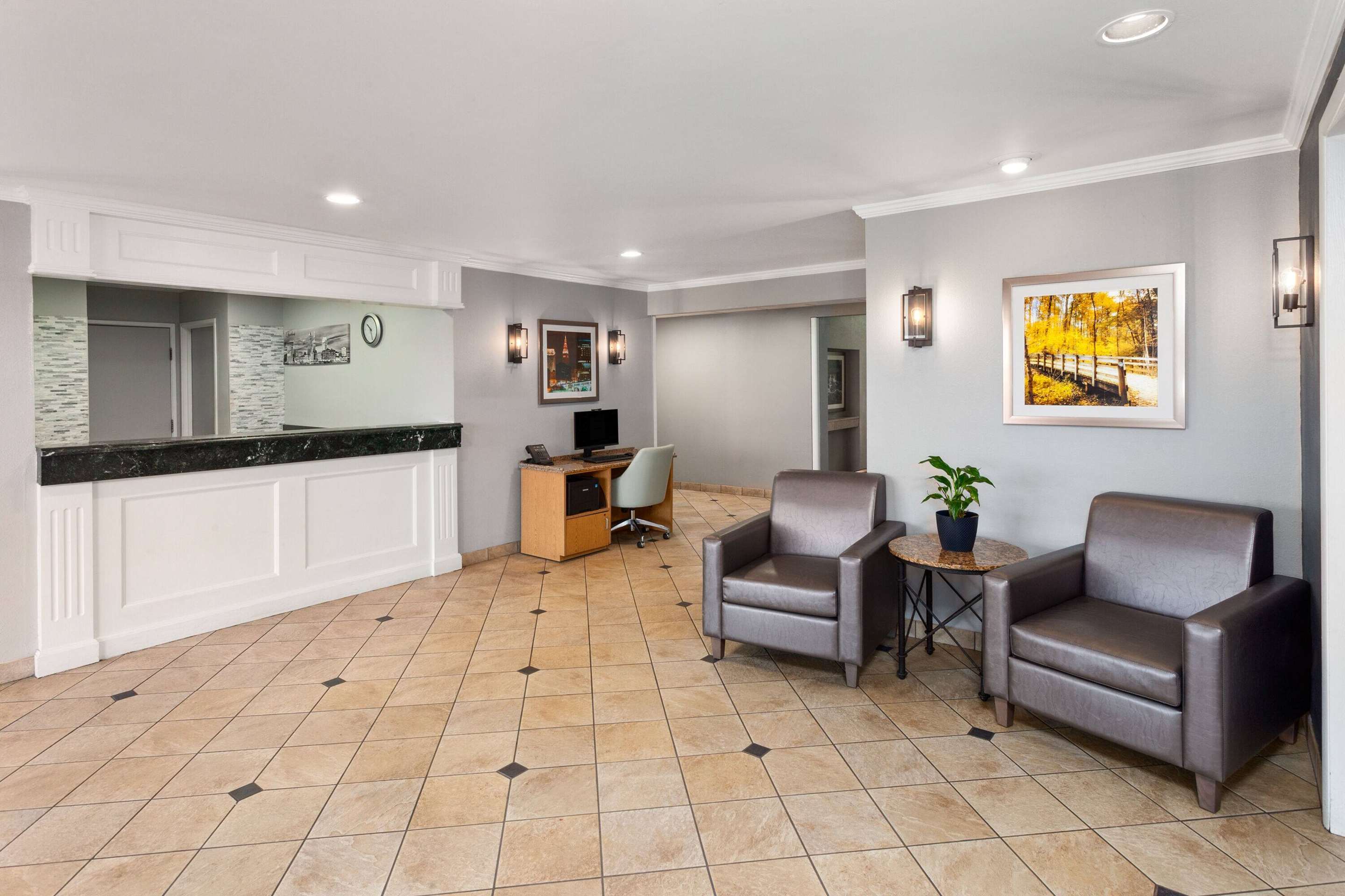 Lobby | La Quinta Inn by Wyndham Cleveland Independence