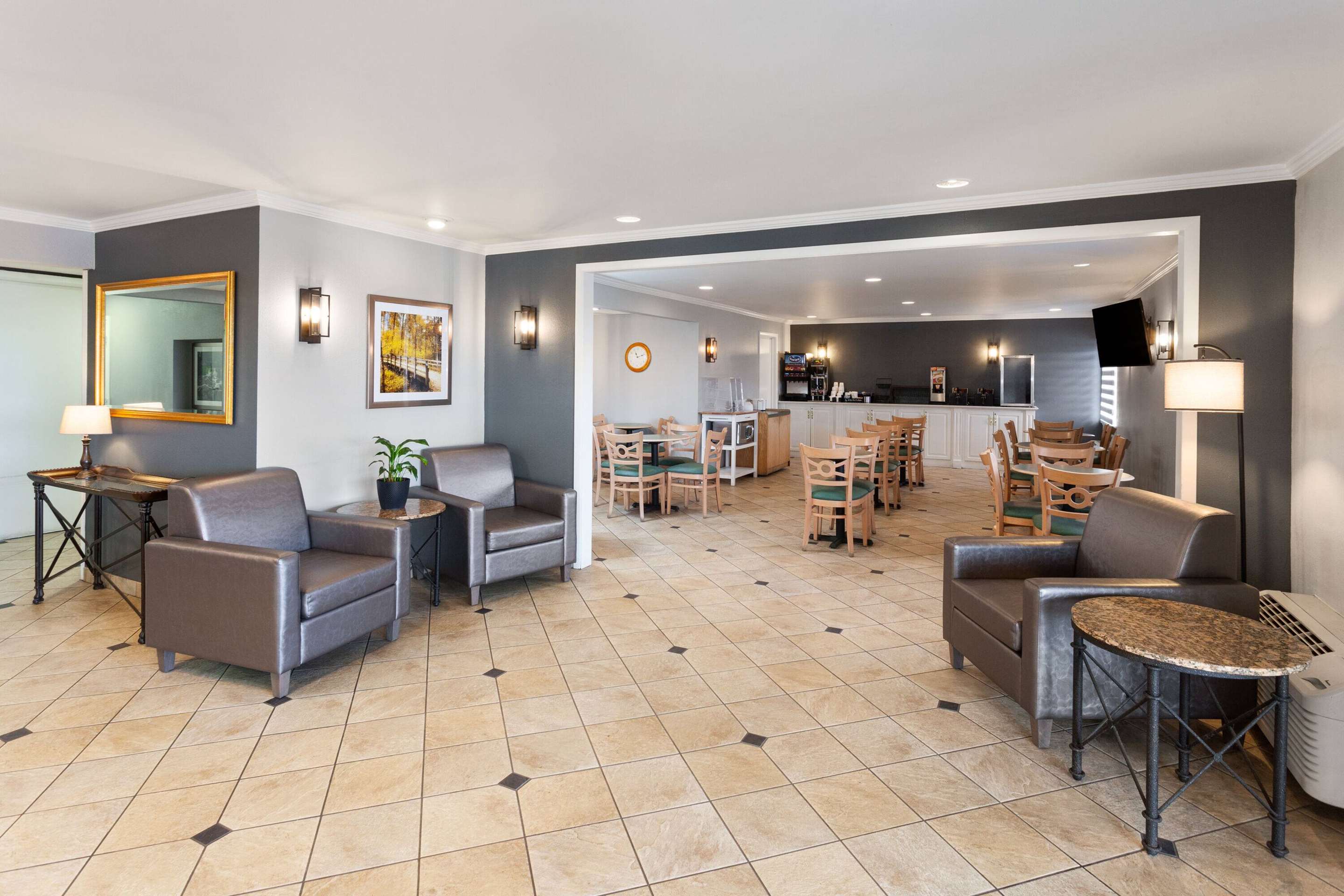 Lobby | La Quinta Inn by Wyndham Cleveland Independence
