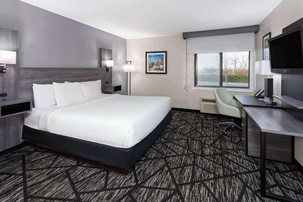 LA QUINTA INN CLE INDEPENDENCE-guestroom-Guest Room,Suite,On-Site.jpg