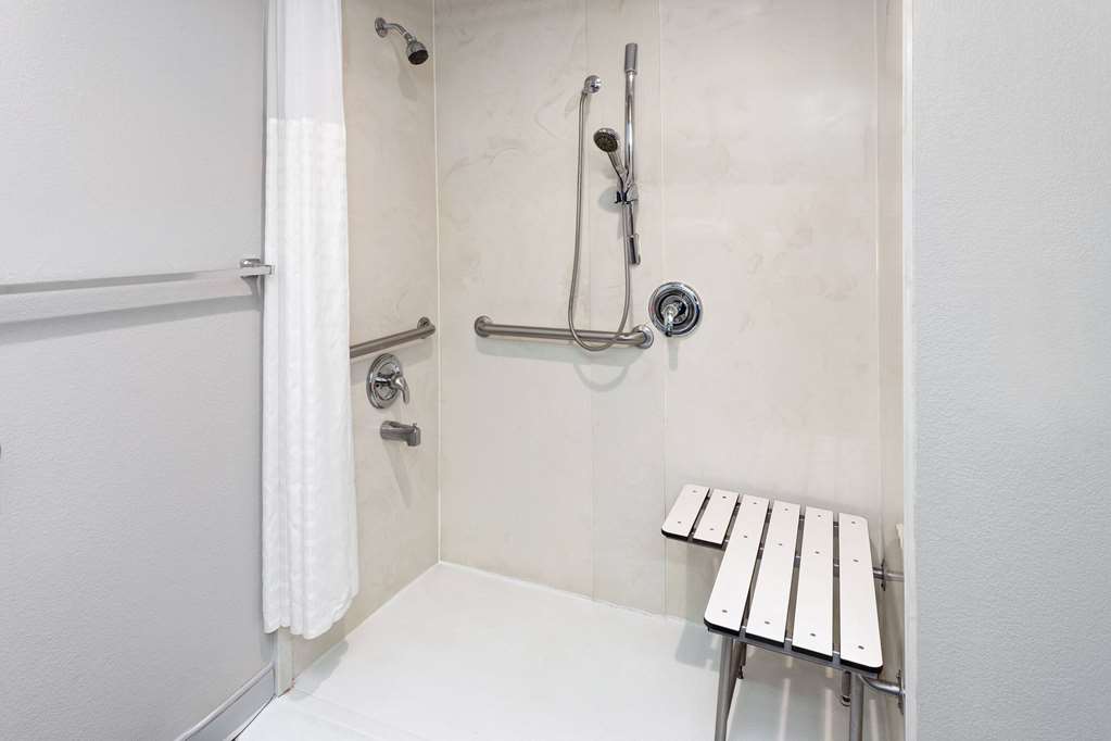 LA QUINTA INN CLE INDEPENDENCE-guestroom-Guest Room,Bathroom,Shower,Accessibility,On-Site.jpg