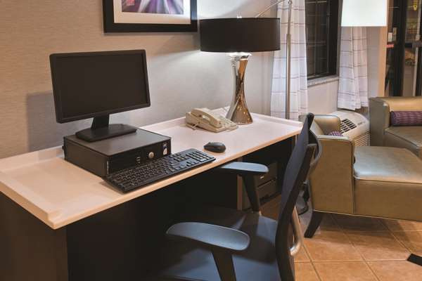 Conference Area - La Quinta Inn & Suites Delafield