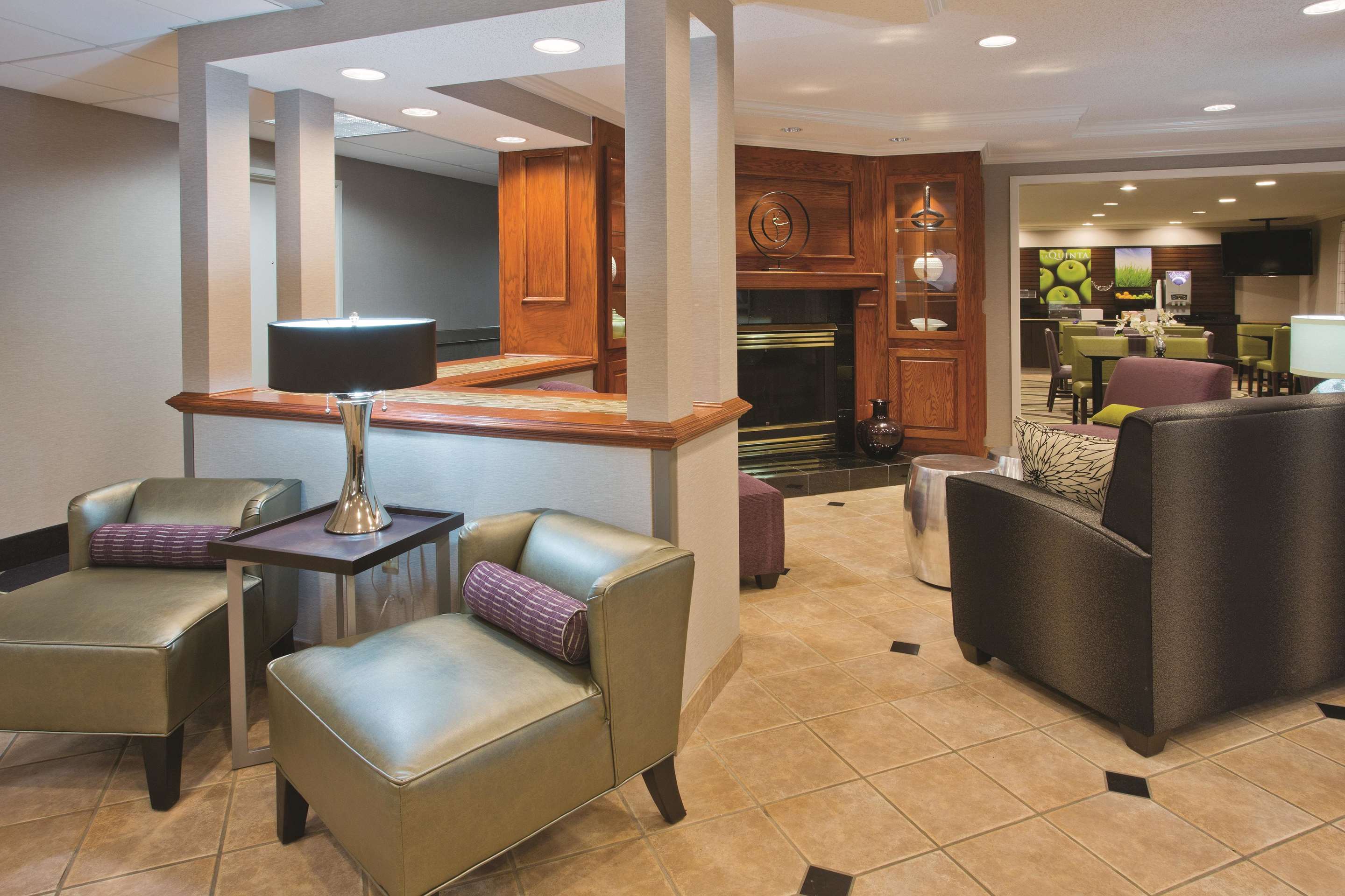 Lobby | La Quinta Inn & Suites by Wyndham Milwaukee Delafield
