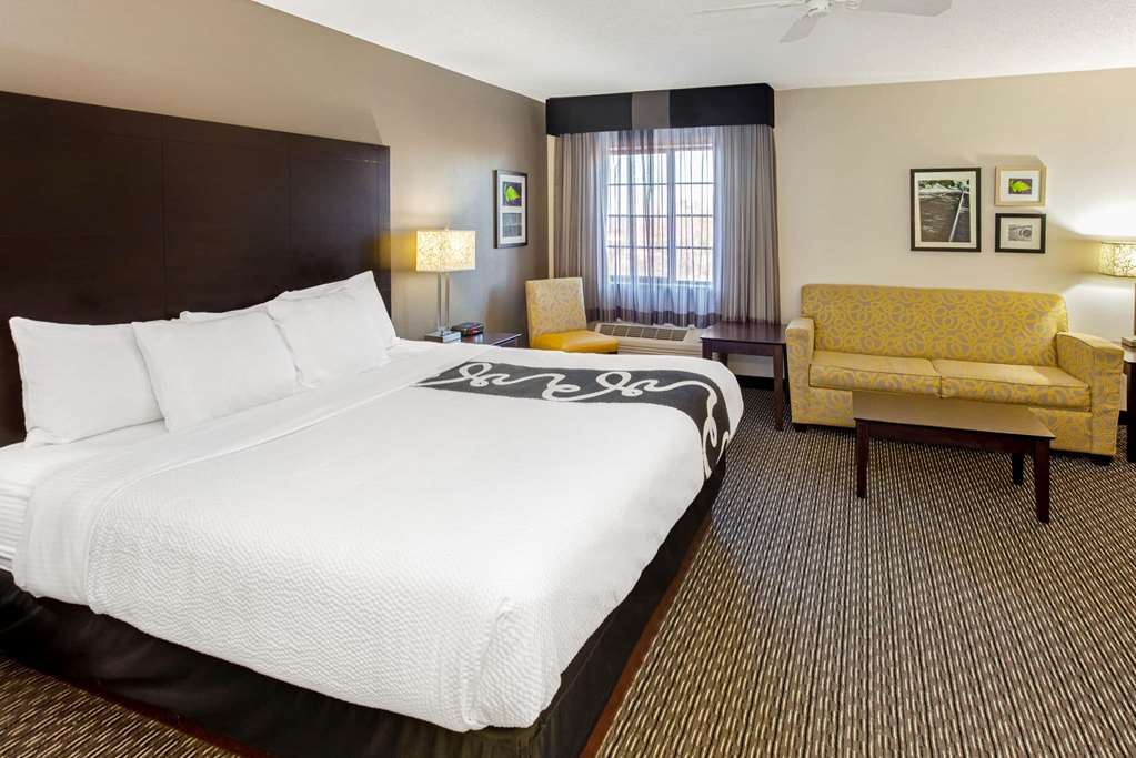 LA QUINTA INN STE MKE DELAFIELD-guestroom-Guest Room,Suite,On-Site.jpg