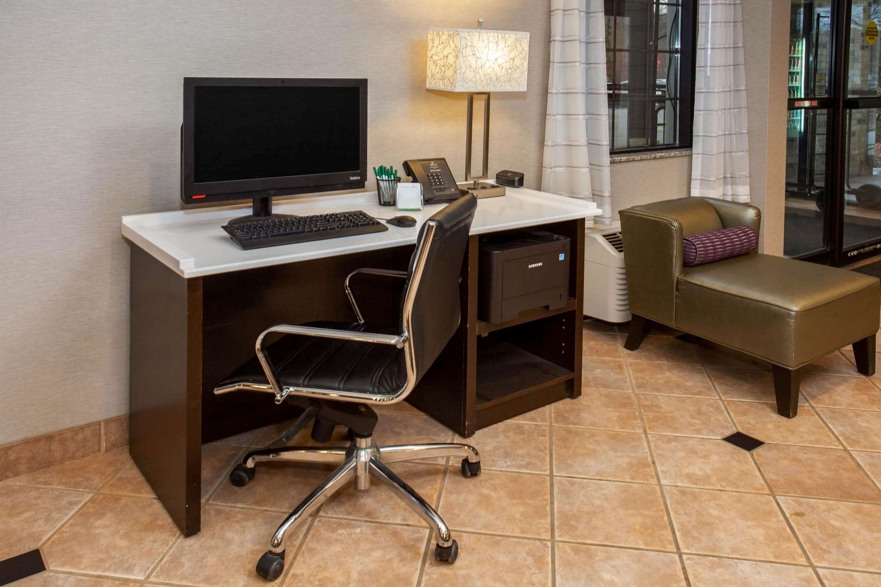 Business Center | La Quinta Inn & Suites by Wyndham Milwaukee Delafield
