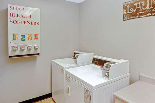 Amenities - La Quinta Inn & Suites Delafield