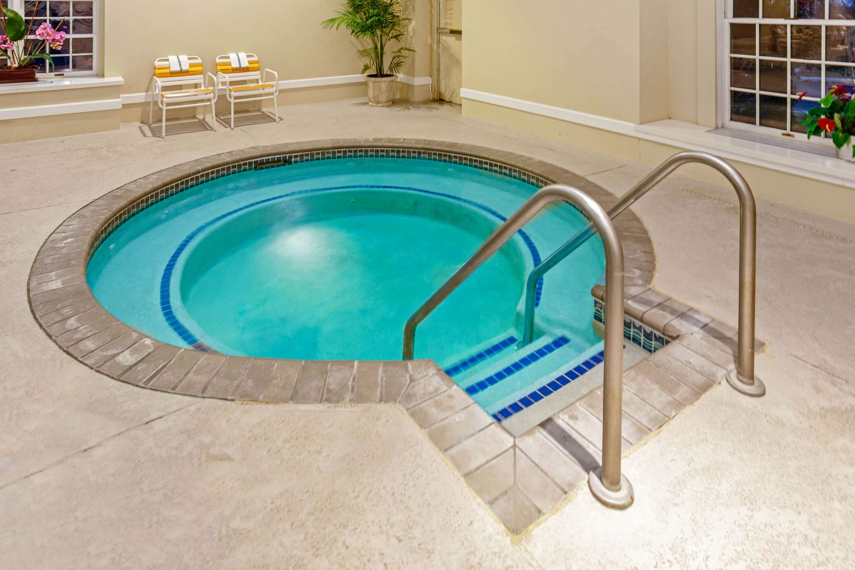 Pool | La Quinta Inn & Suites by Wyndham Milwaukee Delafield