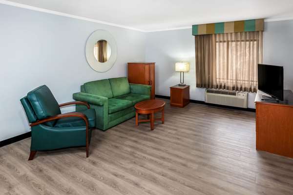 Suite - La Quinta Inn Birmingham