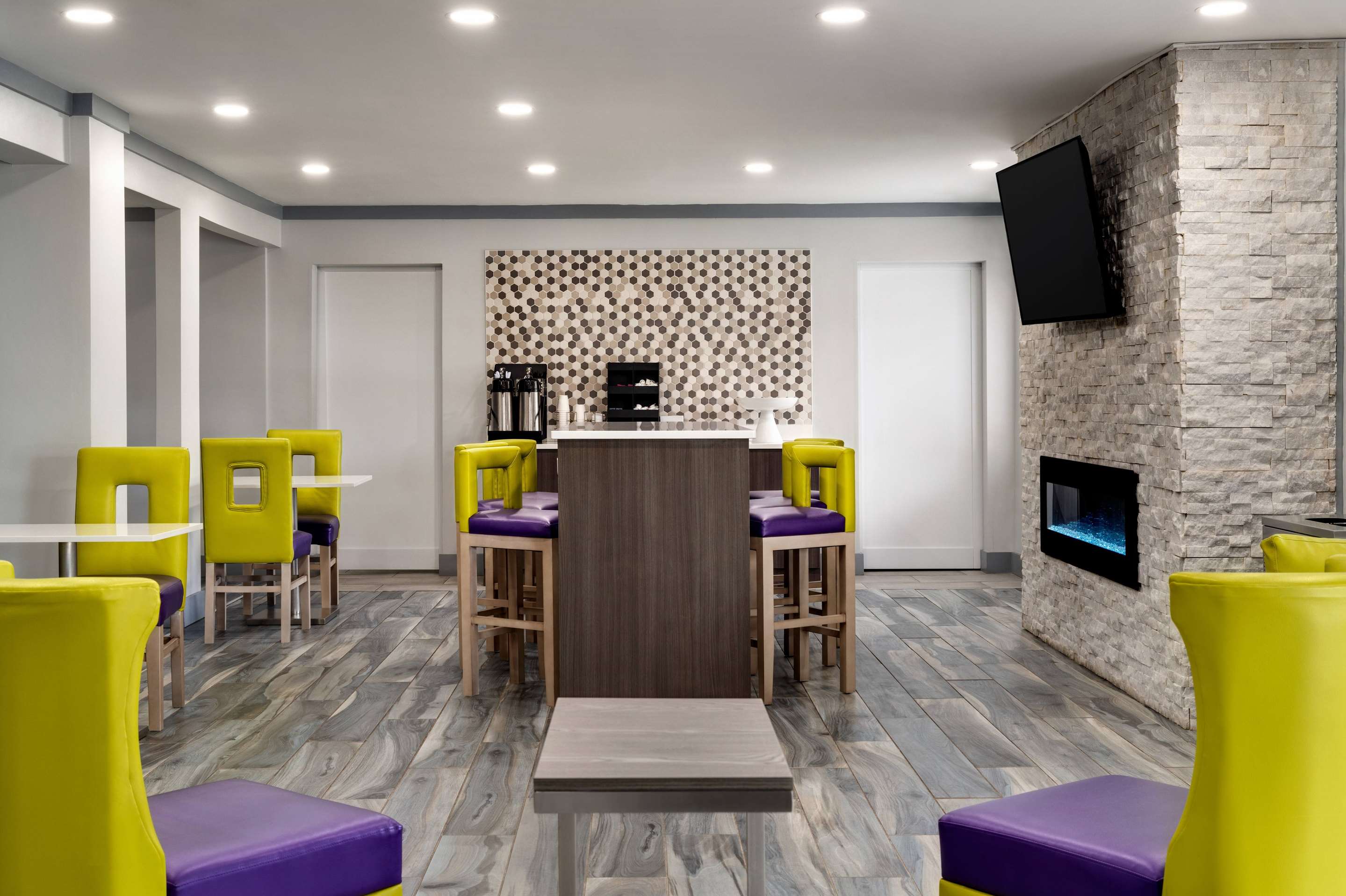 Lobby | La Quinta Inn by Wyndham Birmingham - Inverness