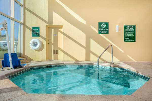Pool - La Quinta Inn & Suites Springdale - I-49, Exit 72