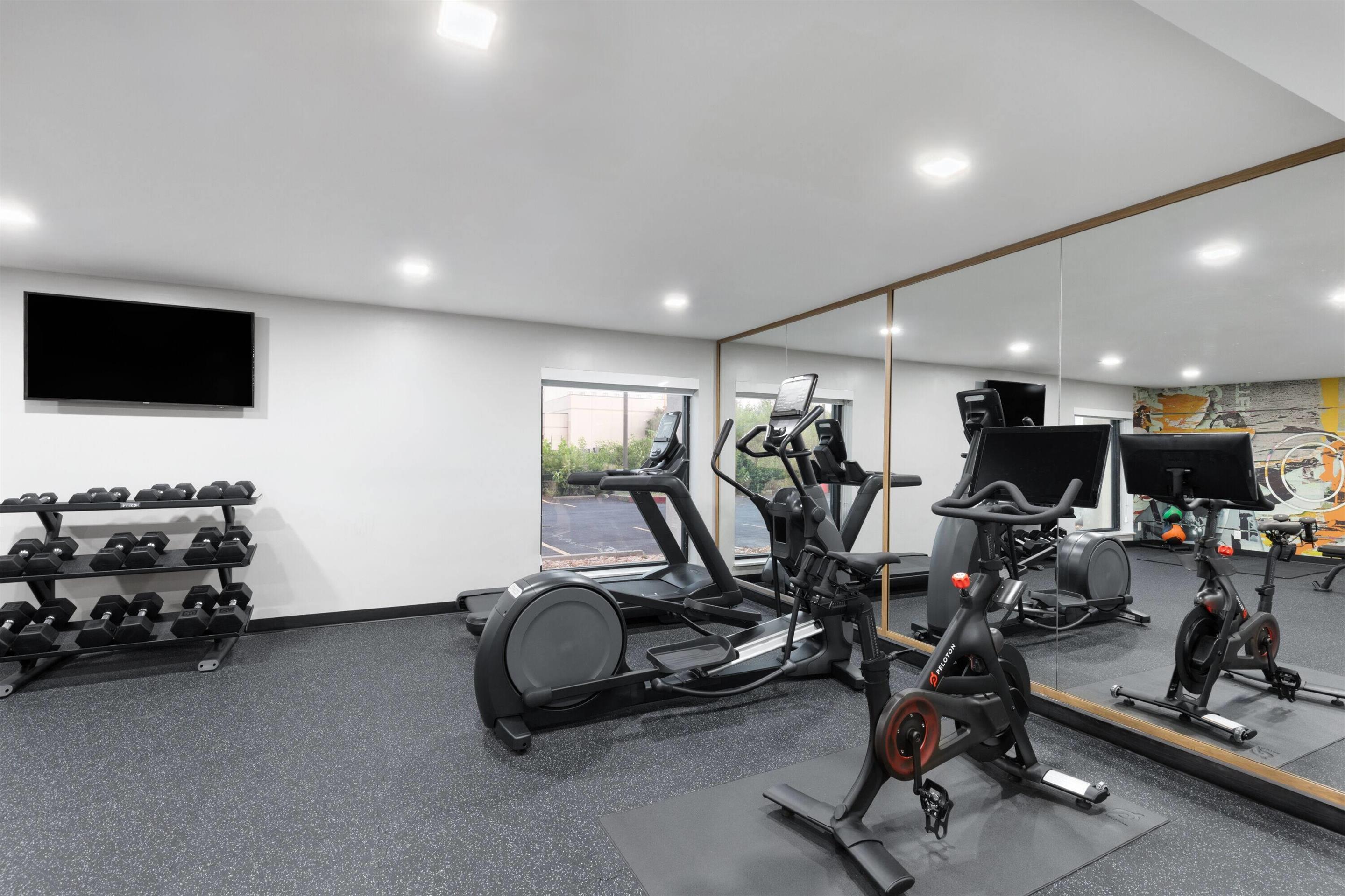 Health club fitness center gym | La Quinta Inn & Suites by Wyndham Springdale